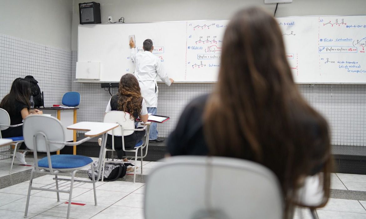 Leia mais sobre o artigo Quatro em dez alunos pensaram em parar os estudos devido à pandemia