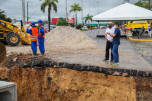 Leia mais sobre o artigo Prefeito de Manaus acompanha recuperação da rede de drenagem em trecho da Torquato Tapajós