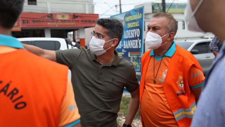 Você está visualizando atualmente Podagem de árvores com novo equipamento é vistoriada por prefeito em Manaus