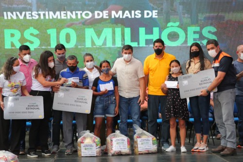 Você está visualizando atualmente Governo do Amazonas inicia entrega de auxílio de R$ 300 a 9,5 mil famílias em Parintins