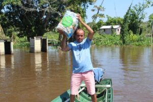 Leia mais sobre o artigo Em Itacoatiara, Governo do Amazonas entrega cestas básicas para agricultores familiares