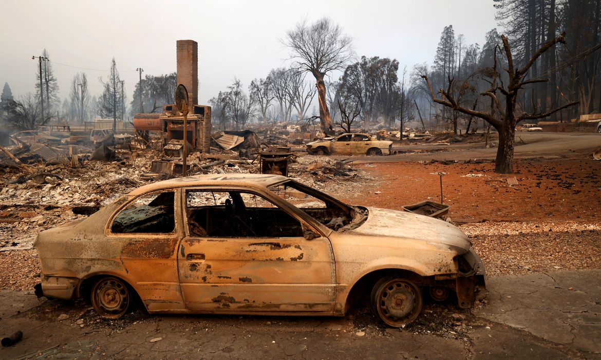 Você está visualizando atualmente Maior incêndio florestal da Califórnia atinge cidade histórica