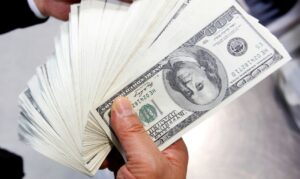 Leia mais sobre o artigo Dólar tem maior alta em dois meses e fecha a R$ 5,66