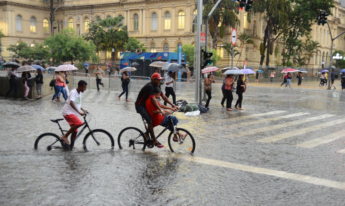 Leia mais sobre o artigo Forte chuva deixa São Paulo em estado de atenção para alagamentos