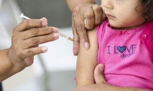 Leia mais sobre o artigo Vacinação de crianças contra sarampo e influenza começa em 4 de abril