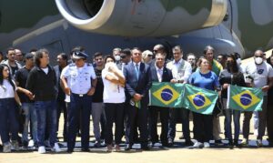 Leia mais sobre o artigo Grupo vindo da Polônia chega a Brasília em aviões da FAB