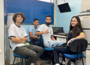 Leia mais sobre o artigo Estudantes da rede estadual criam sistema de rádio em escola na zona sul de Manaus