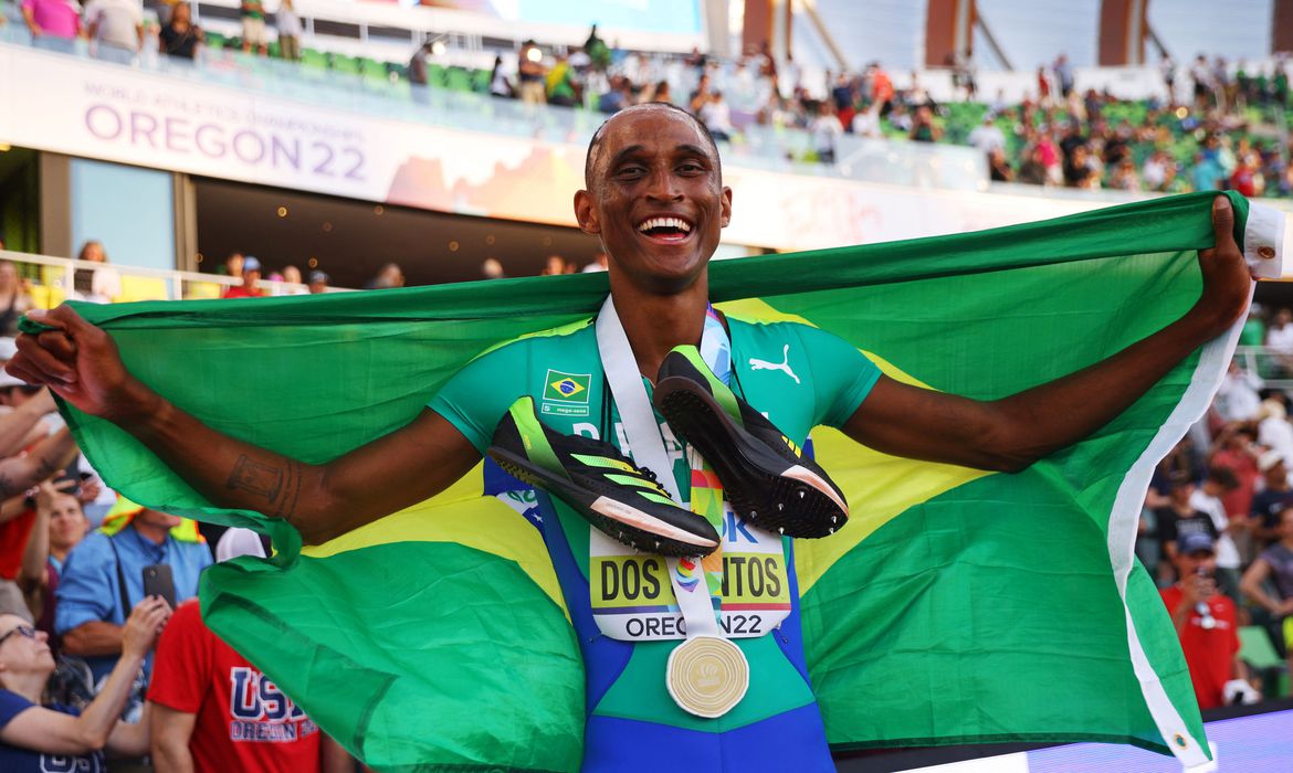 Leia mais sobre o artigo Alison dos Santos é campeão mundial nos 400 metros com barreiras