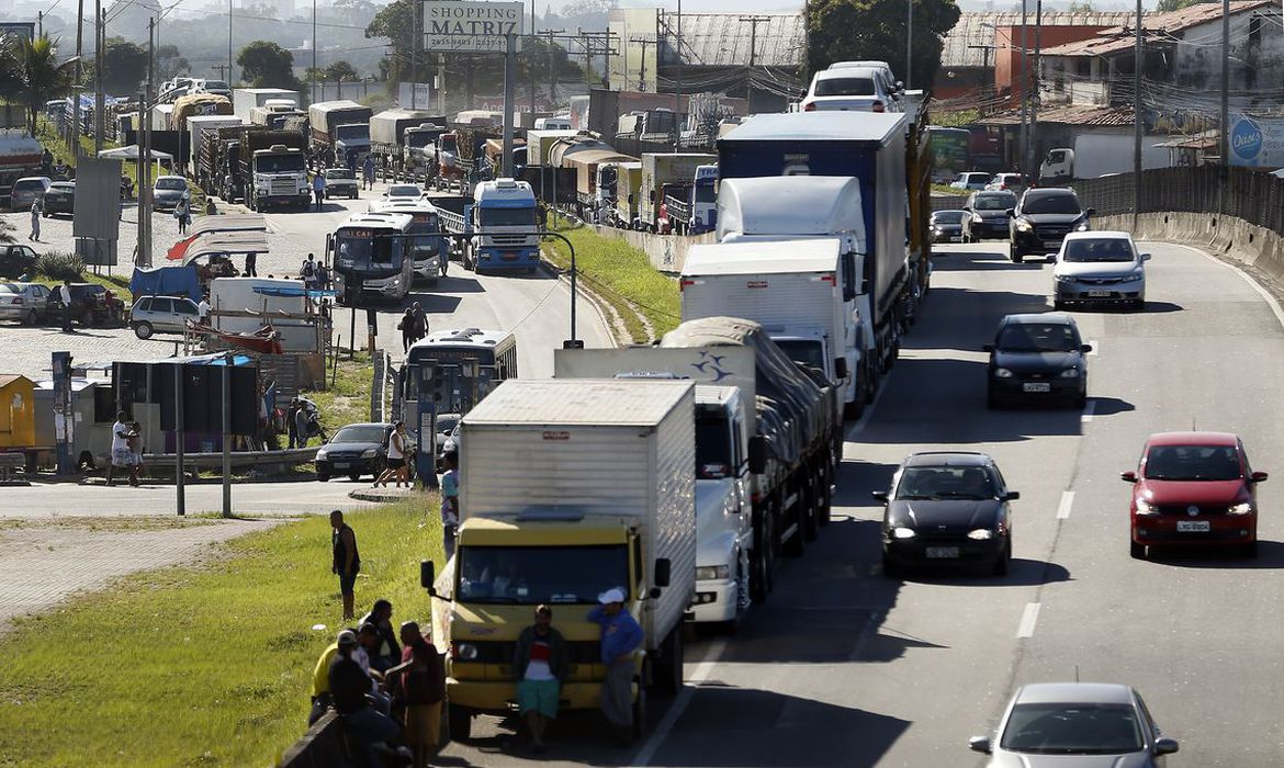 Leia mais sobre o artigo Benefício para caminhoneiros começará a ser pago em breve