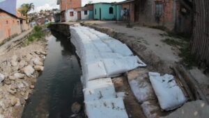 Leia mais sobre o artigo Em Manaus é construído rip-rap de 1.200 metros em igarapé no bairro Armando Mendes