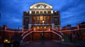 Leia mais sobre o artigo Teatro Amazonas recebe concerto de pianista francês e encontro de tenores