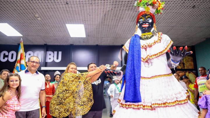 Leia mais sobre o artigo Caio André recebe boneca Kamélia e abre oficialmente o Carnaval 2023  em Manaus