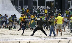 Leia mais sobre o artigo Manifestantes invadiram o Congresso, Palácio do Planalto e STF