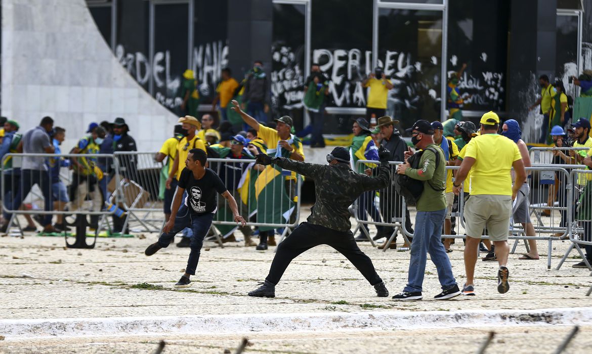 Você está visualizando atualmente Manifestantes invadiram o Congresso, Palácio do Planalto e STF