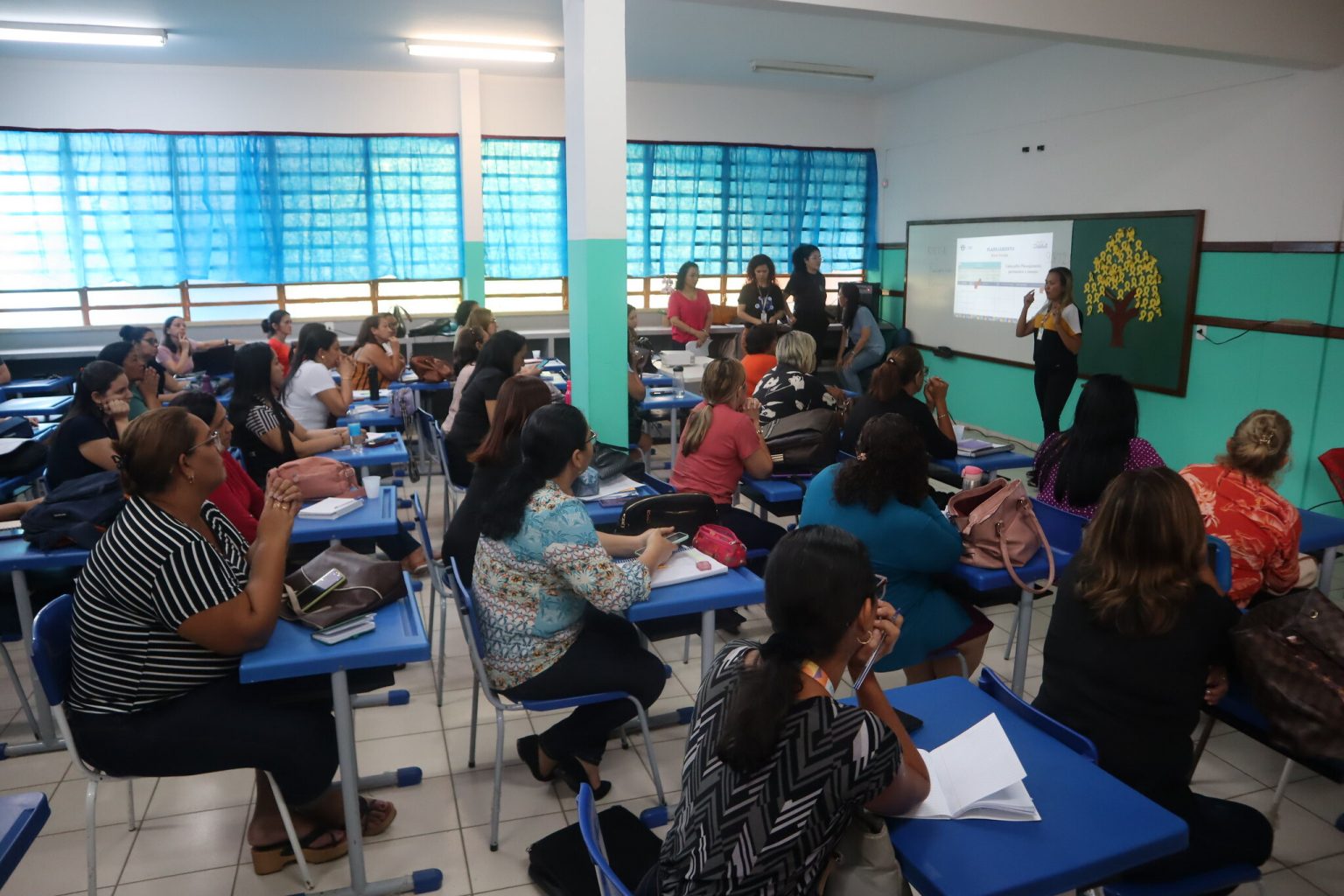 Leia mais sobre o artigo <strong>Educa+Manaus desenvolve plano de ação com professores da rede de ensino</strong>