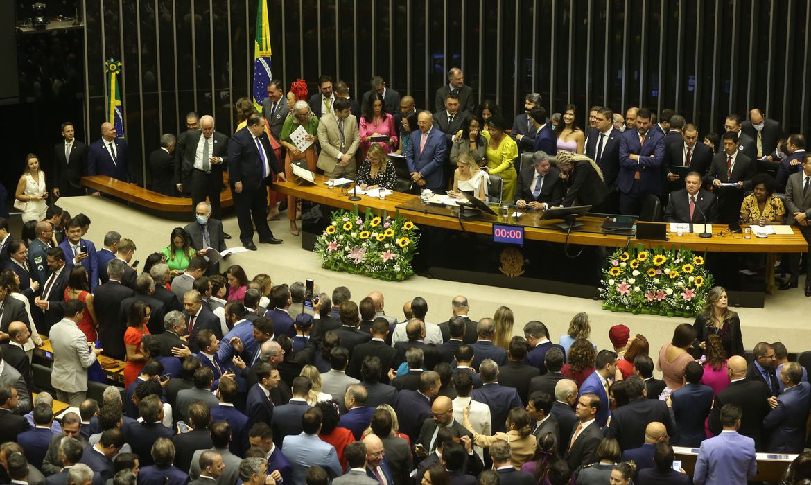 Você está visualizando atualmente Parlamentares tomam posse na Câmara dos Deputados