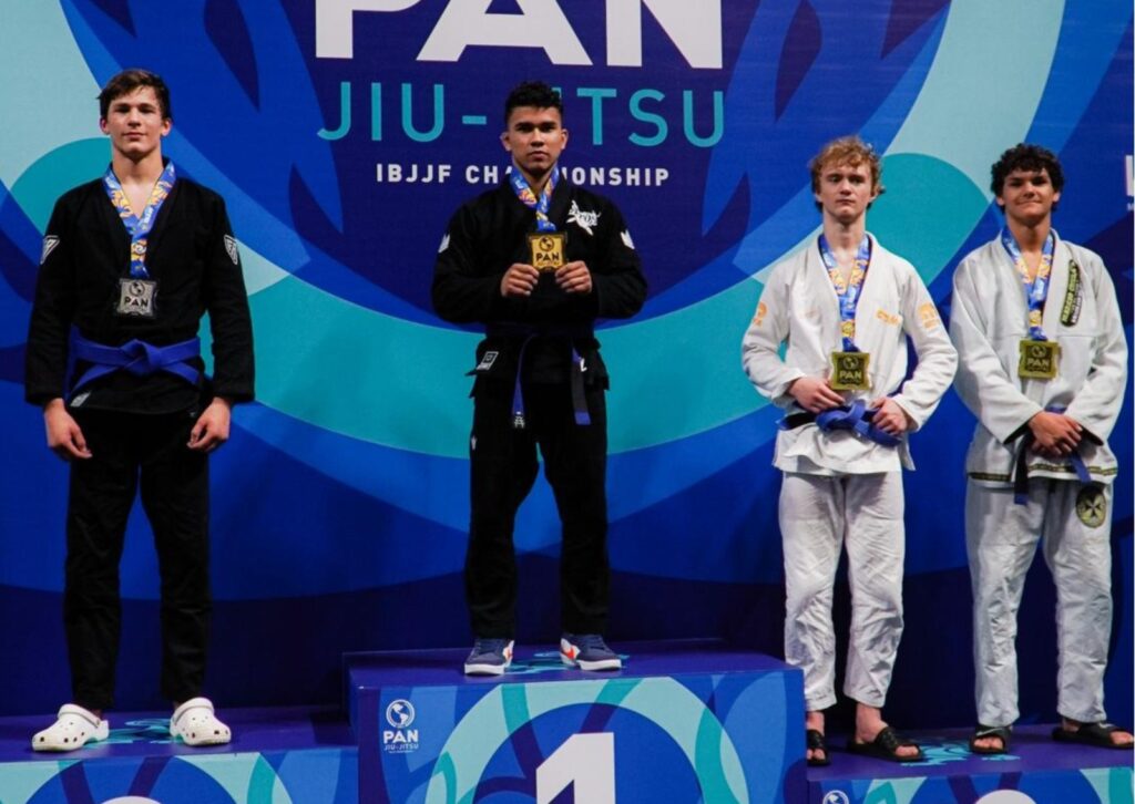 Leia mais sobre o artigo <em>Atleta amazonense conquista duas medalhas de ouro no pan-americano de jiu-jitsu em Kissimmee (EUA)</em>