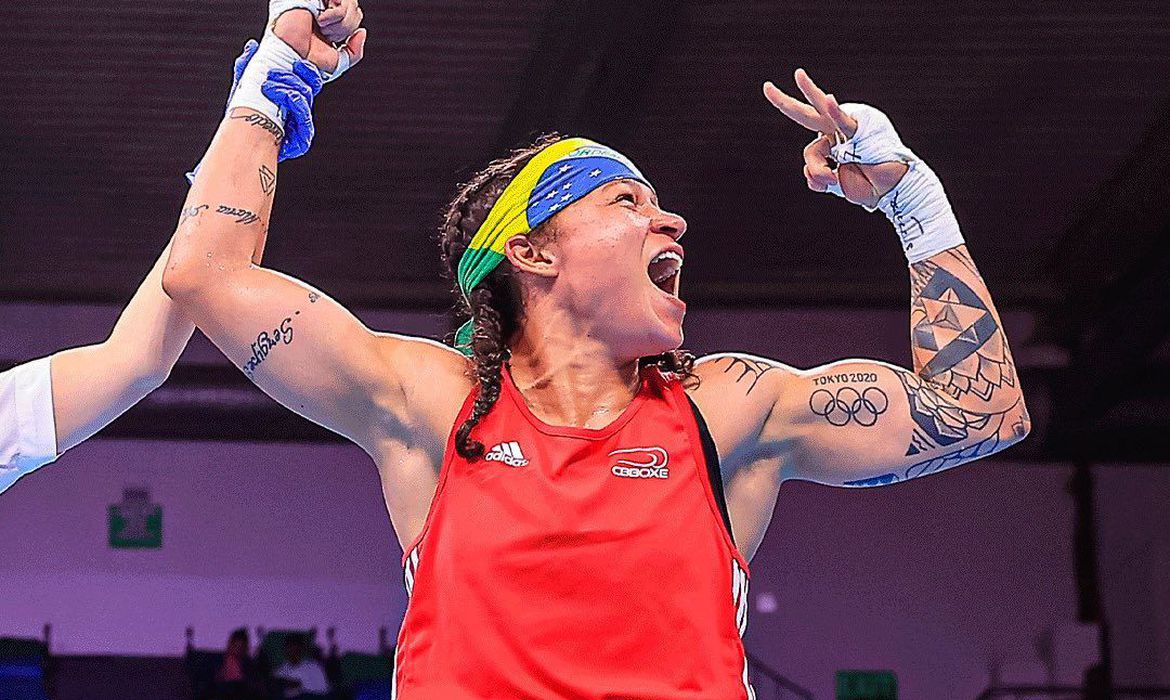 Você está visualizando atualmente Bia Ferreira vence semi e vai disputar sua 3ª final mundial de boxe