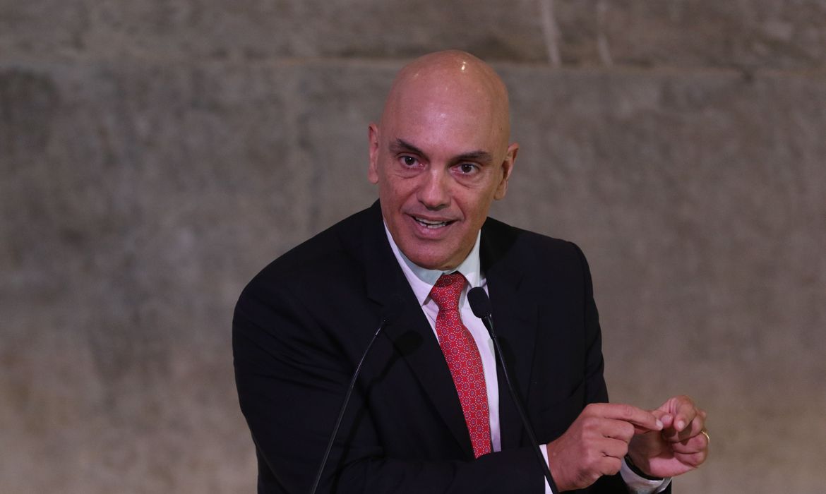 Leia mais sobre o artigo Moraes dá 48 horas para PF ouvir ex-ministro do GSI