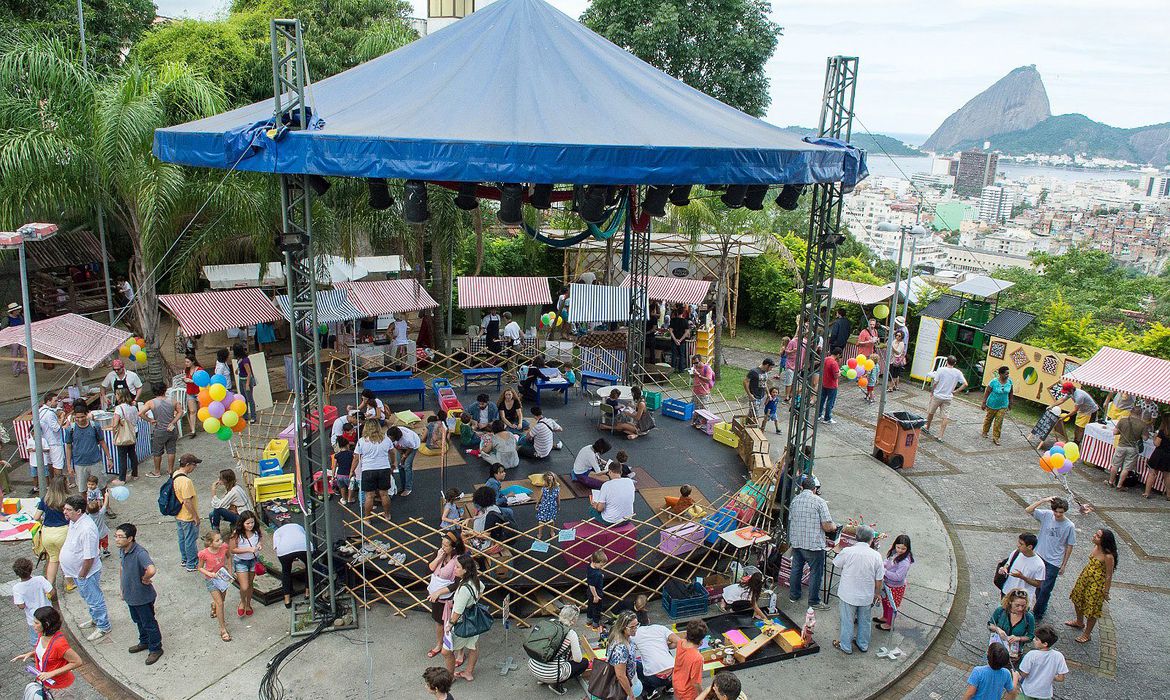 Leia mais sobre o artigo Festa Literária de Santa Teresa terá tributos aos 100 anos da Portela