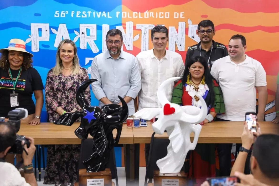 Você está visualizando atualmente Sustentabilidade e reconhecimento ao empenho dos bumbás norteiam a confecção dos troféus do 56⁰ Festival Folclórico de Parintins