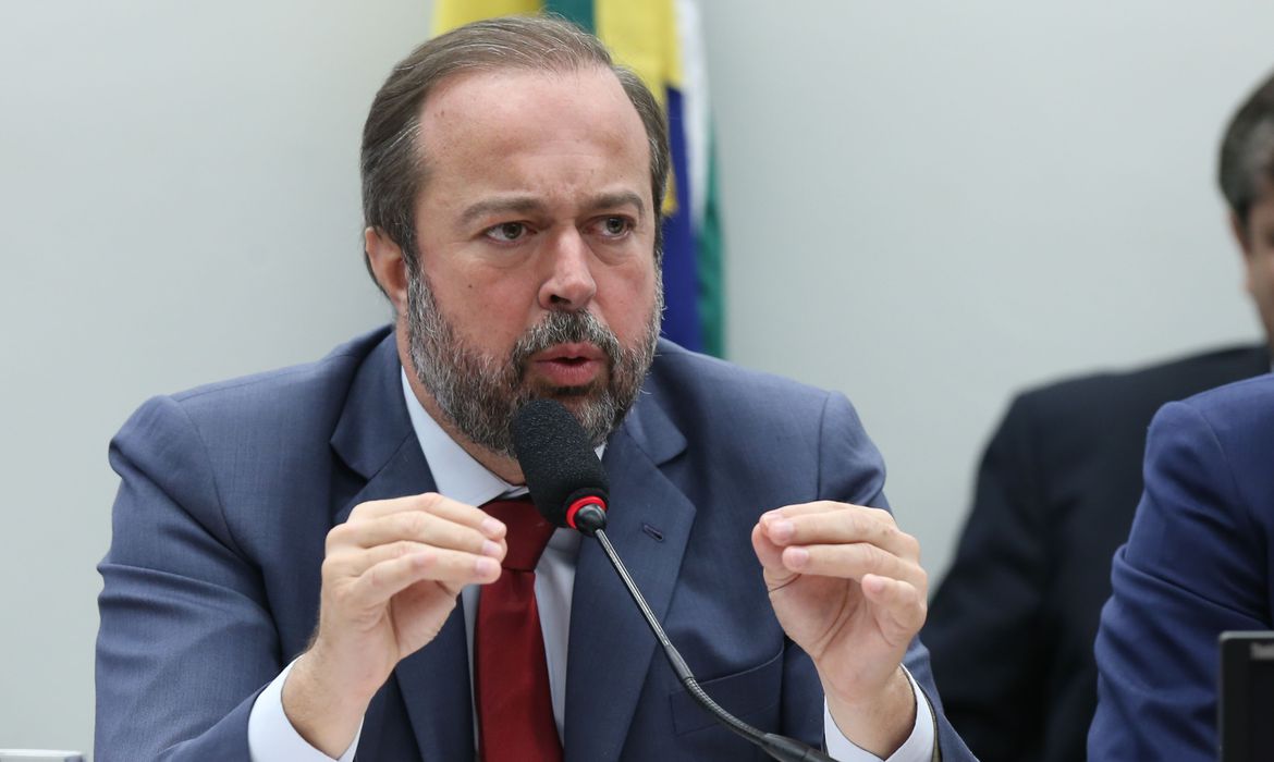 Leia mais sobre o artigo Ministro de Minas e Energia nega politização do apagão