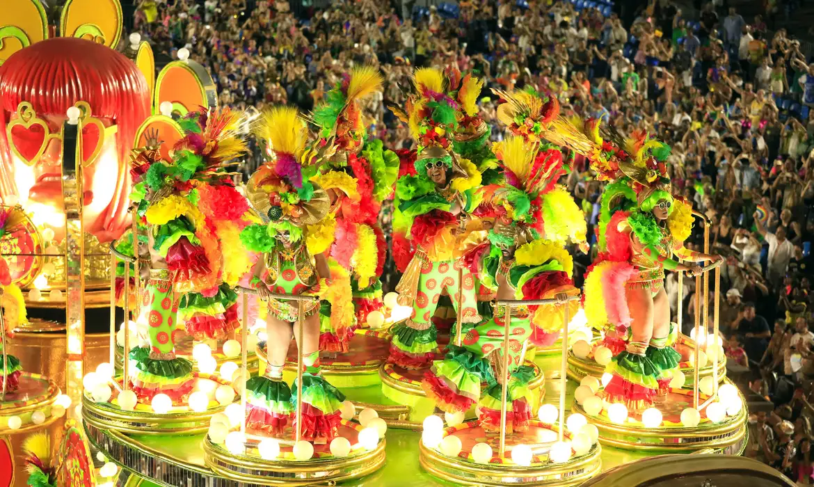 Leia mais sobre o artigo Mocidade abriu o segundo dia de desfile na Sapucaí cantando o caju