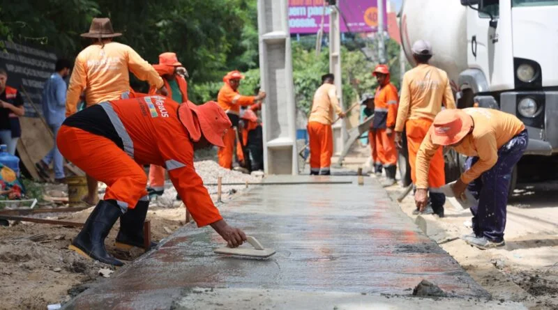 Você está visualizando atualmente Equipes da Prefeitura de Manaus concretam últimos 300 metros de calçada na avenida Ephigênio Salles