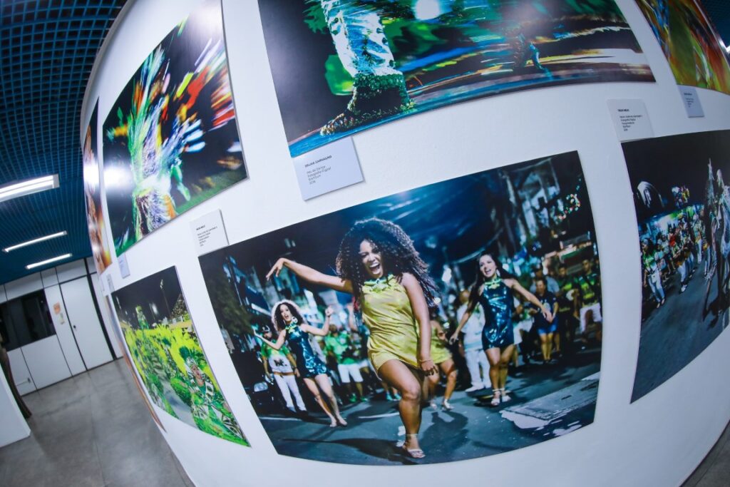 Você está visualizando atualmente Exposição exalta a “Alegria à Flor da Pele” do Carnaval nas ruas de Manaus