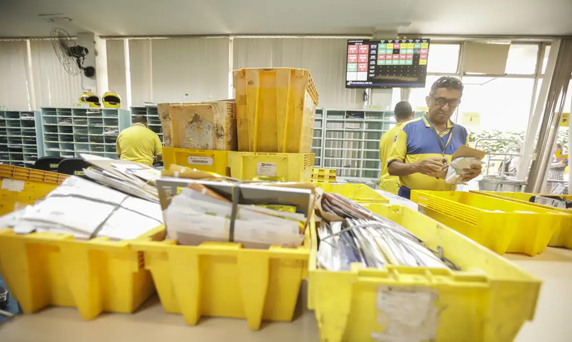 Você está visualizando atualmente Governo federal vai revisar leis que tratam do setor postal