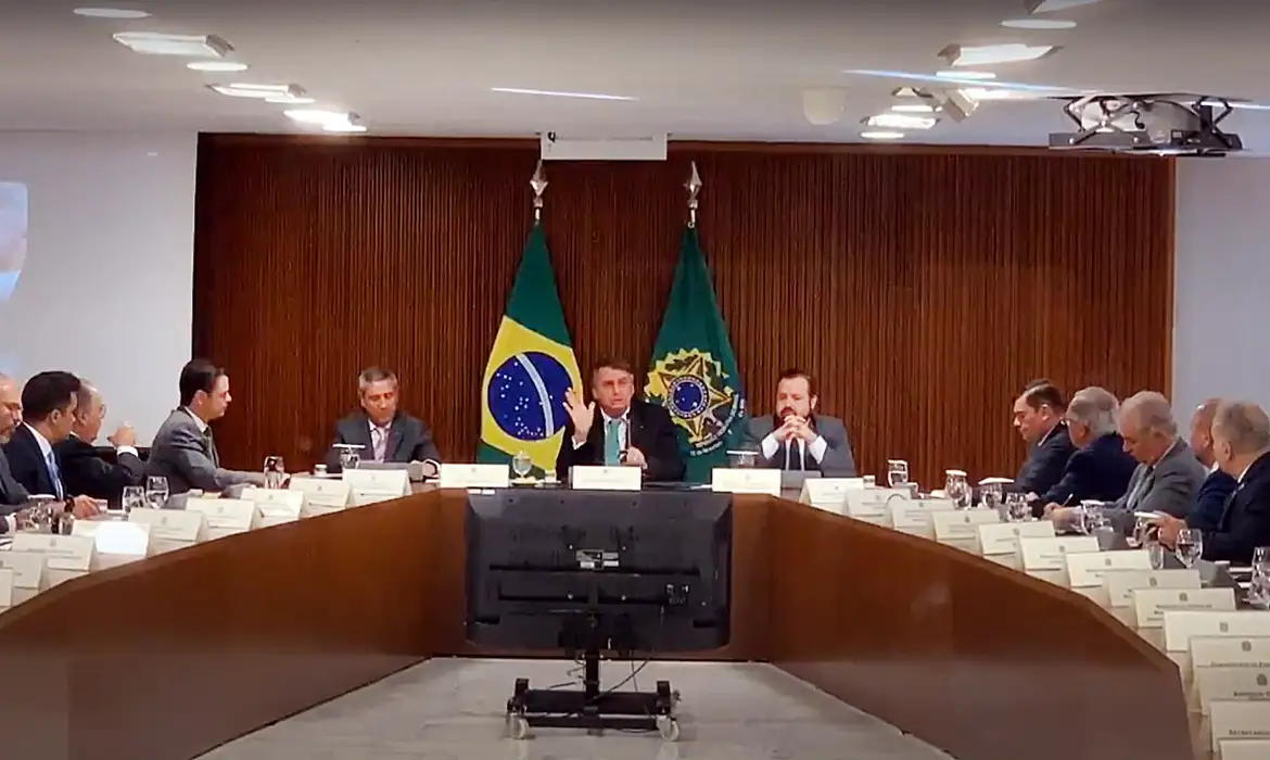 Você está visualizando atualmente Bolsonaro reconhece caráter eleitoreiro da PEC das Bondades, em vídeo