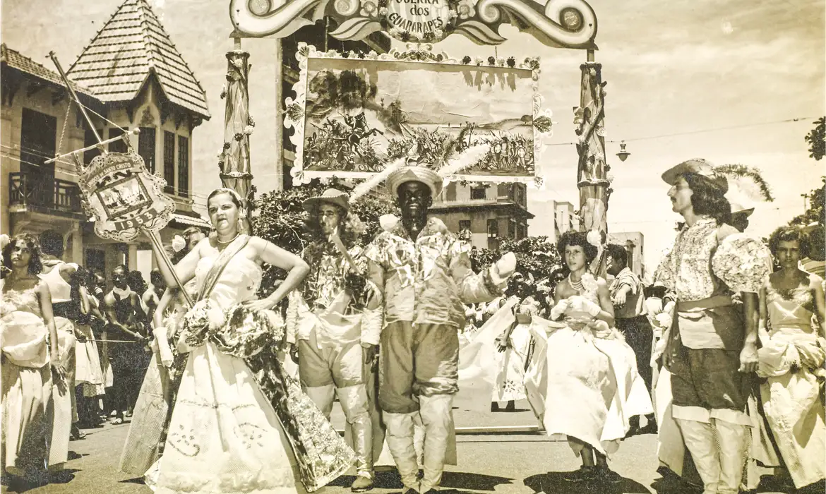 Leia mais sobre o artigo Carnaval turístico do Rio também nasceu da luta política dos sambistas