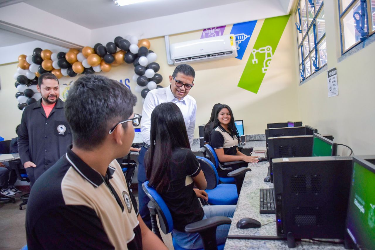 Você está visualizando atualmente Computadores são entregues à Escola Terezinha Almeida