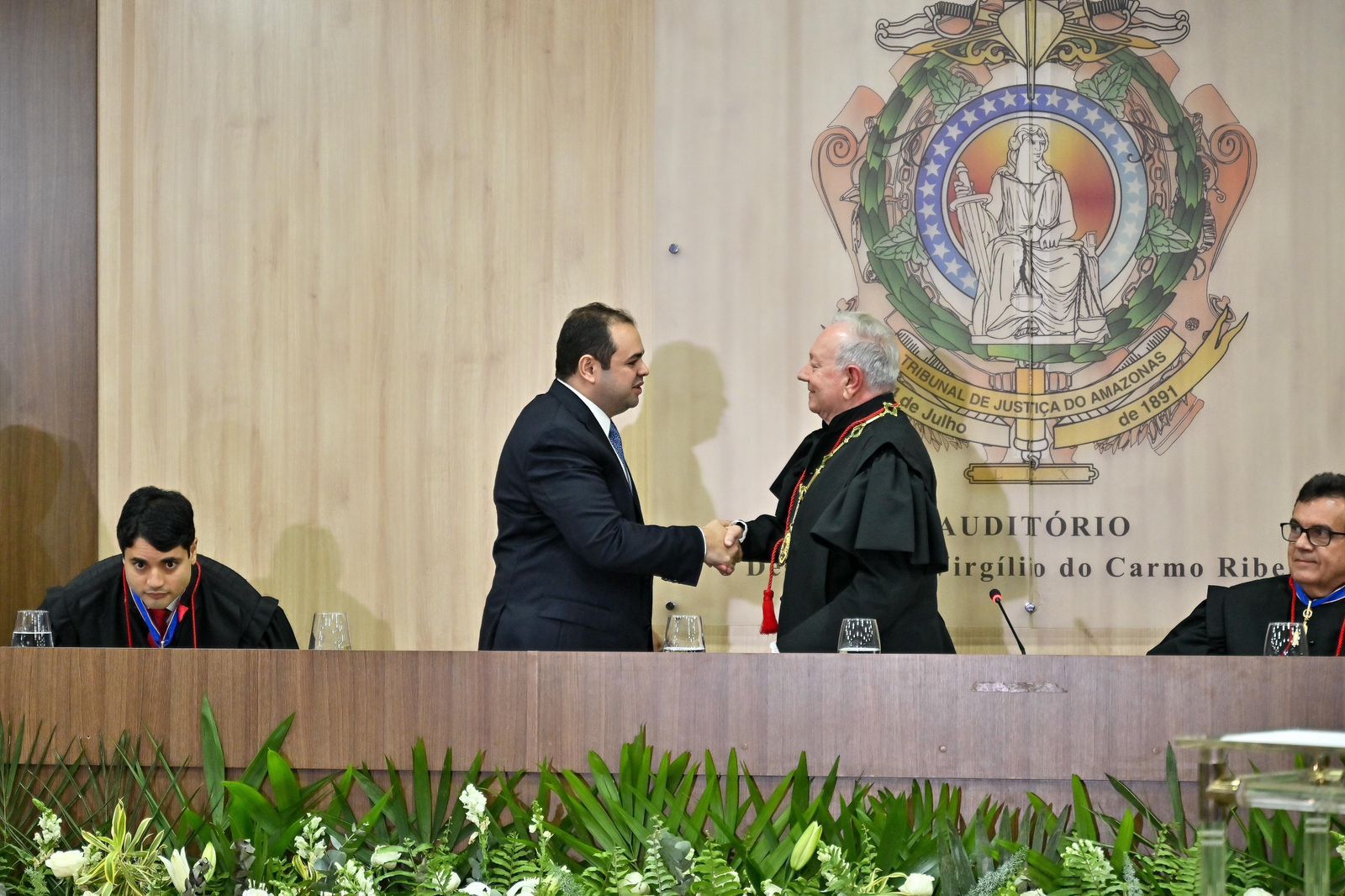 Leia mais sobre o artigo Presidente Roberto Cidade participa da posse da nova corte eleitoral do TRE-AM