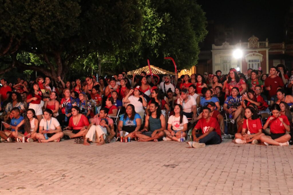 Você está visualizando atualmente Mais de 1,5 mil torcedores lotam Largo de São Sebastião na transmissão da 1ª noite do Festival de Parintins