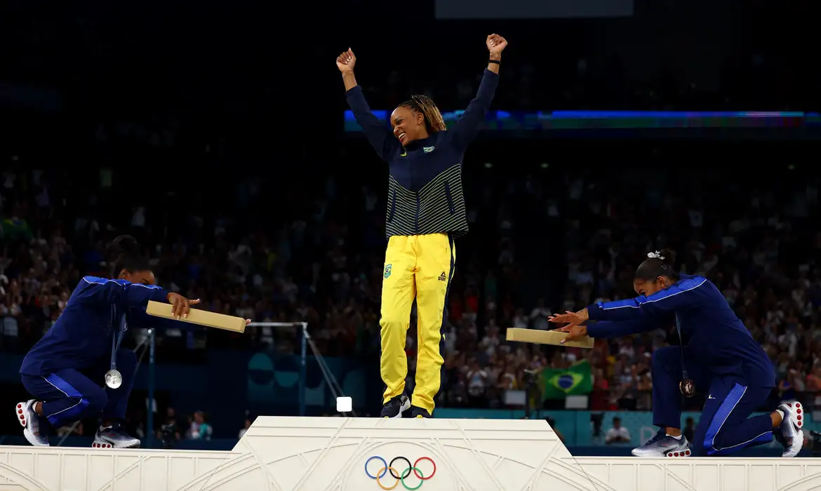 Você está visualizando atualmente Rebeca é ouro no solo e vira maior medalhista olímpica do Brasil