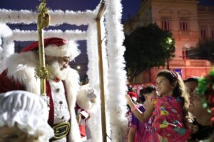 Leia mais sobre o artigo Multidão lota Largo de São Sebastião para acompanhar abertura oficial da temporada natalina