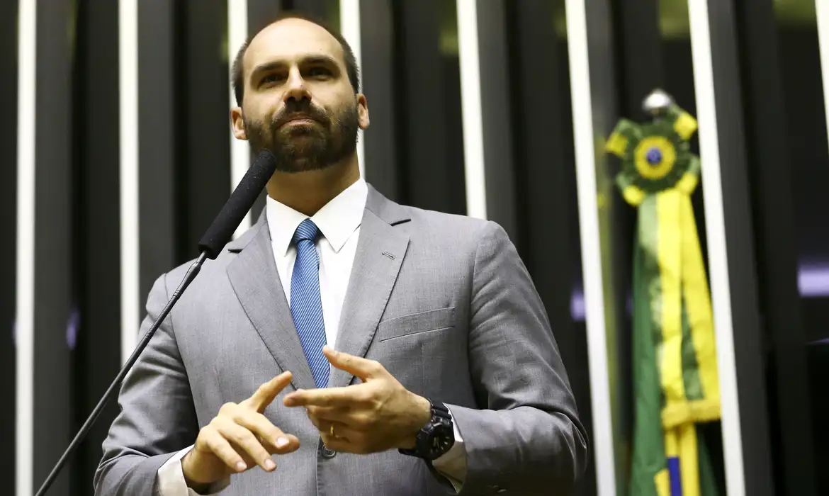 Leia mais sobre o artigo Moraes abre inquérito para investigar Eduardo Bolsonaro