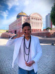 Leia mais sobre o artigo Jenipapo Atemporal: O Gesto de Krenak Reencenado por Felipe Fernandes emProjeção Amazônica