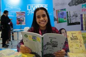 Leia mais sobre o artigo Leitura vira aliada de pais para combater o brain rot nas férias